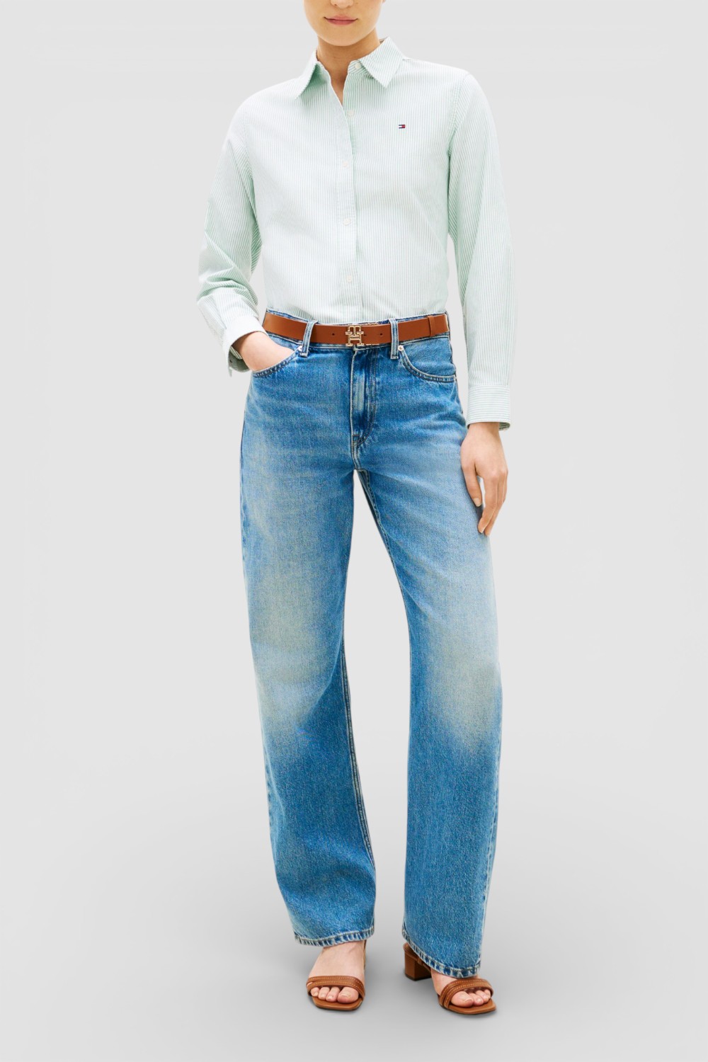 תמונת כל הלוק של חולצה מכופתרת בגזרה משוחררת